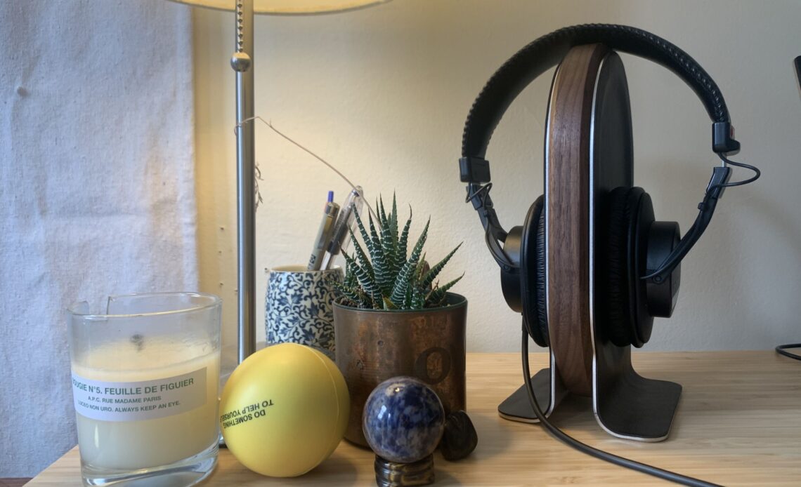 coolest-headphone-stands-2023